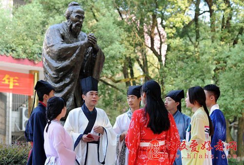 湘科院学子着汉服行拜师礼 感受传统文化魅力