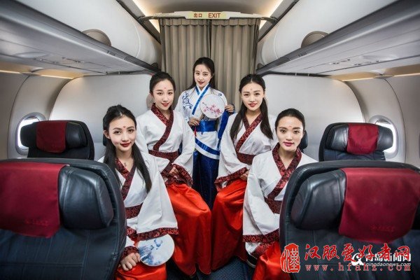 空姐穿汉服见过吗?青航空姐万米高空传国学