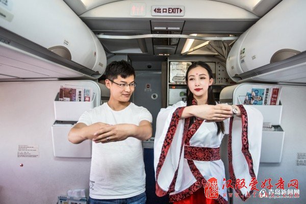 空姐穿汉服见过吗?青航空姐万米高空传国学