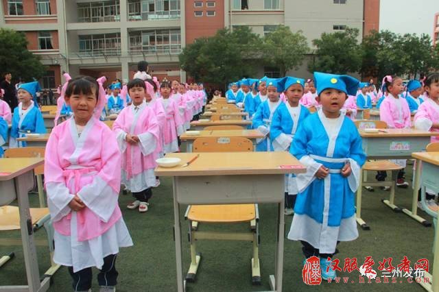 献礼教师节 ！穿汉服行“开笔礼” 写下人生第一个“人”字