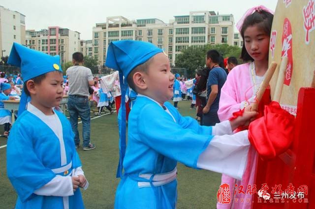 献礼教师节 ！穿汉服行“开笔礼” 写下人生第一个“人”字