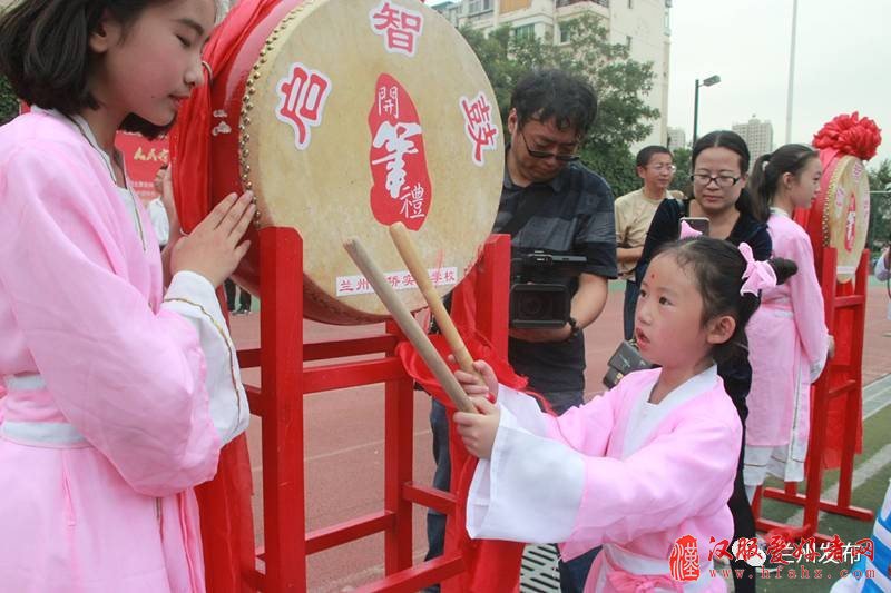献礼教师节 ！穿汉服行“开笔礼” 写下人生第一个“人”字