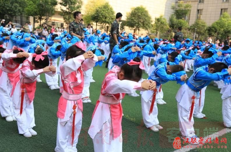 郑州一小学小学生着汉服入泮礼 感受国韵雅礼