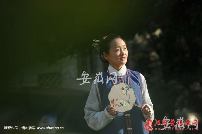 女子穿汉服上班如穿越 希望更多人感受汉服的美