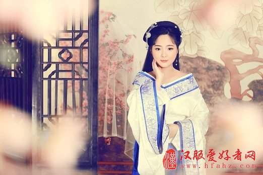 自是人间真国色，冰肌玉骨赖天香
