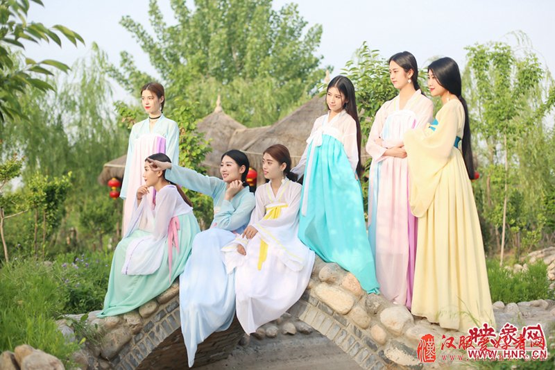 郑州女大学生古装扮“七仙女”拍毕业照