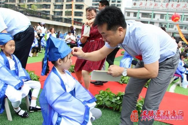济南高新区伯乐学校新生开笔礼 穿汉服点朱砂