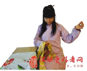 寒假里,天悦在缝制汉服。