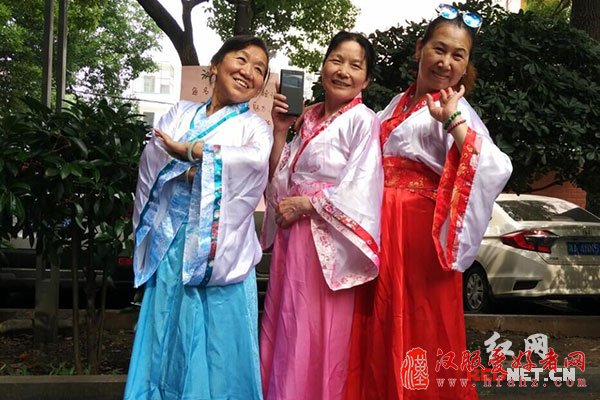 包粽子穿汉服 这个端午节还能这么玩（图）