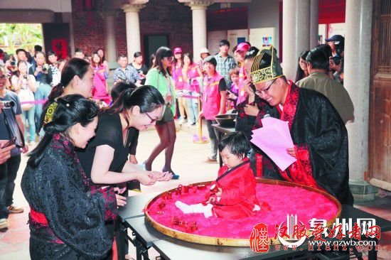 抓周礼深受市民欢迎