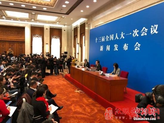 十三届全国人大一次会议于3月4日上午11时在人民大会堂新闻发布厅举行新闻发布会。大会发言人张业遂就大会议程和人大工作相关的问题回答中外记者的提问。中新社记者 侯宇 摄