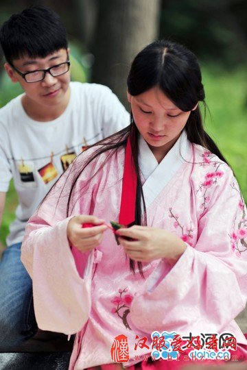 义马市：公园里吹来少年汉服风