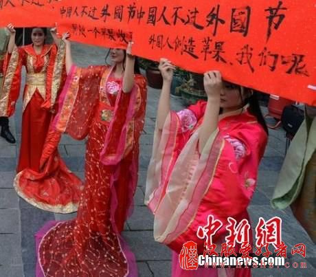 “大学生着汉服抵制圣诞节”的新闻，他们穿的不是汉服？