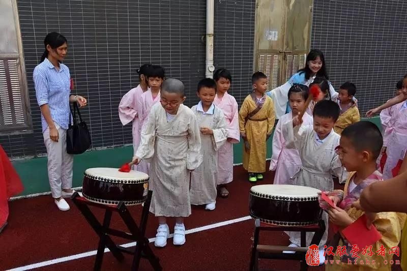 穿着汉服上学堂，小小学子行开笔礼！