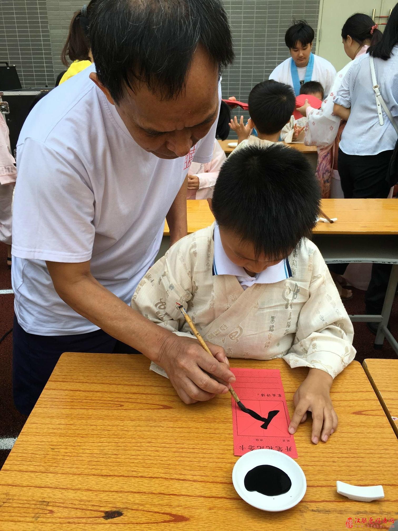 穿着汉服上学堂，小小学子行开笔礼！