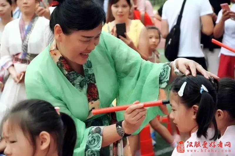 穿着汉服上学堂，小小学子行开笔礼！