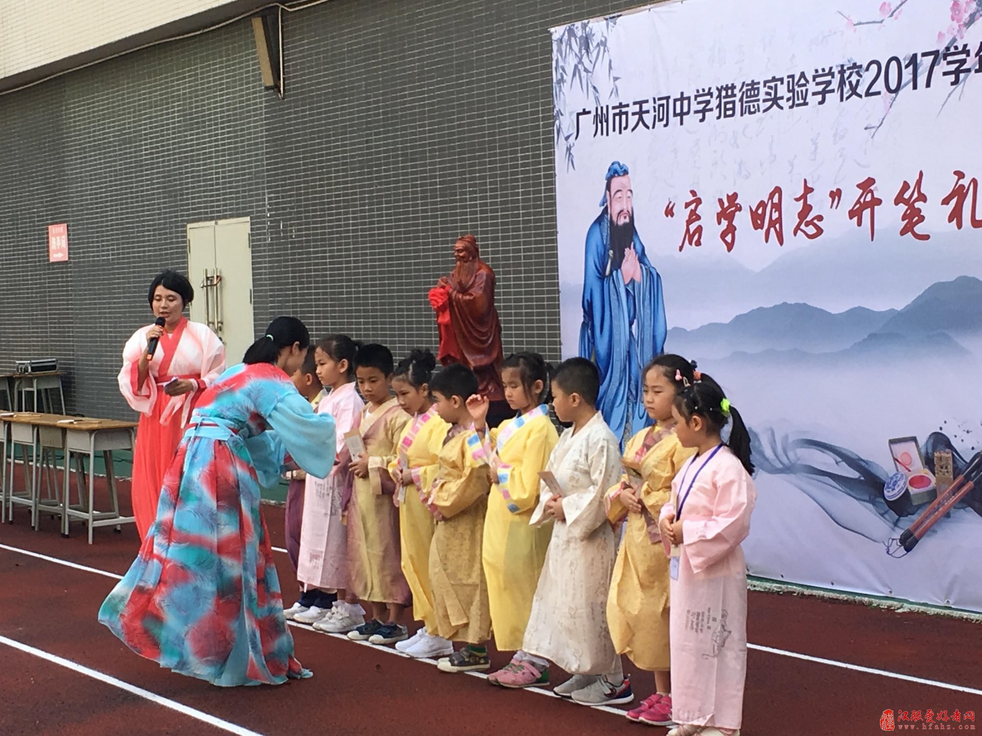 穿着汉服上学堂，小小学子行开笔礼！