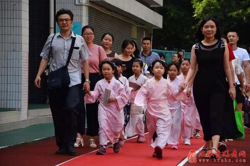 穿着汉服上学堂，小小学子行开笔礼！