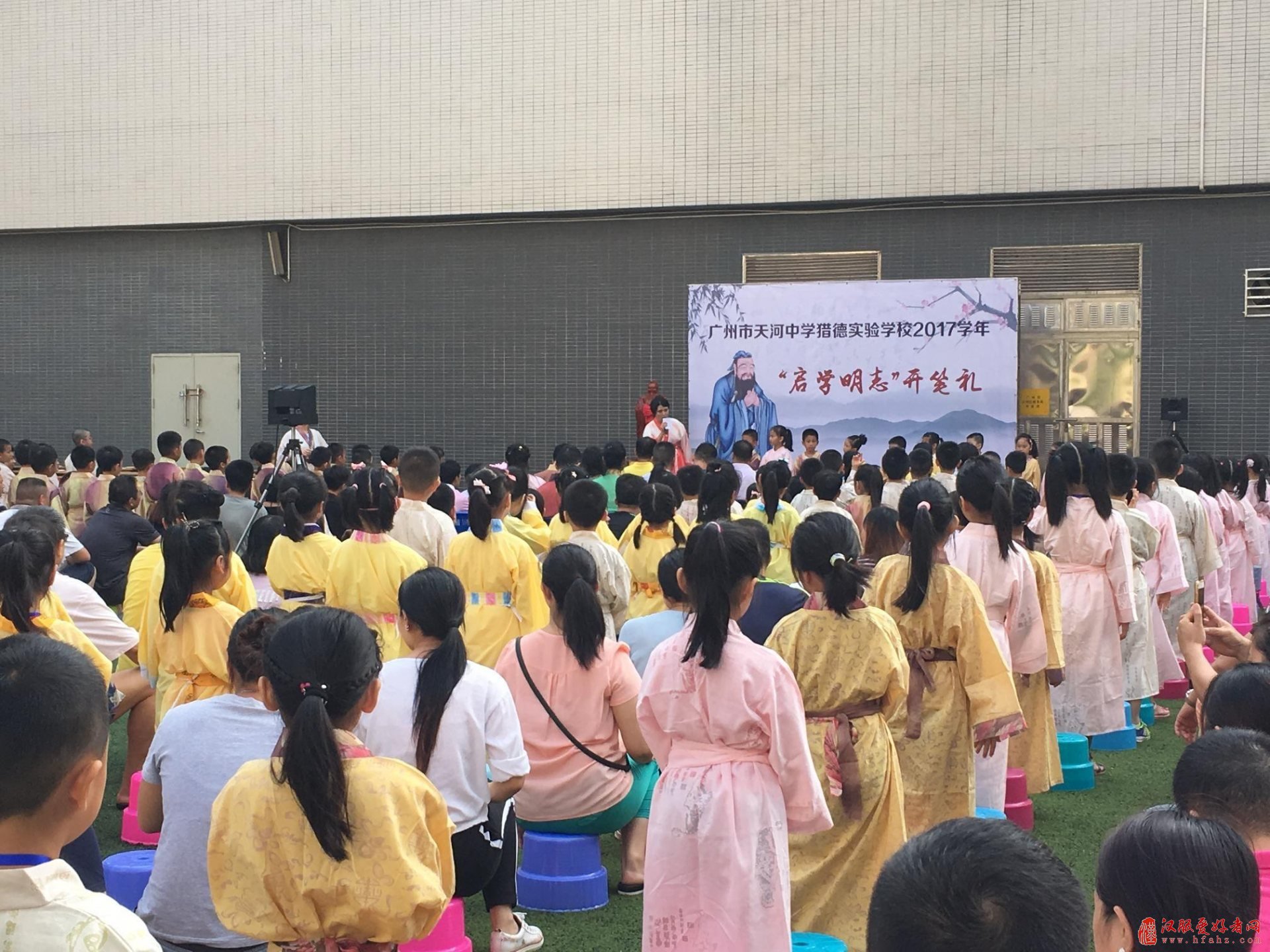 穿着汉服上学堂，小小学子行开笔礼！