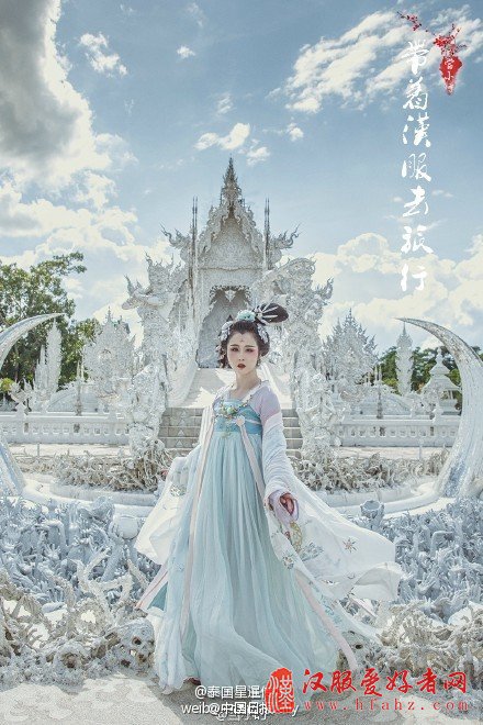 中国女子泰国白庙写真走红 侧卧照引庙主不满