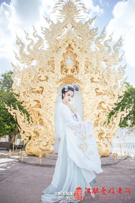 中国女子泰国白庙写真走红 侧卧照引庙主不满