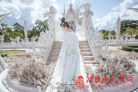 中国女子泰国白庙写真走红 侧卧照引庙主不满