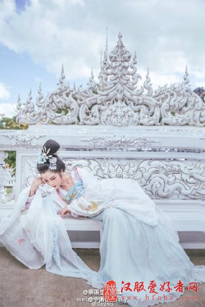 中国女子泰国白庙写真走红 侧卧照引庙主不满