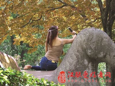 自拍又惹众怒 中国女子泰国白庙拍写真侧卧引不