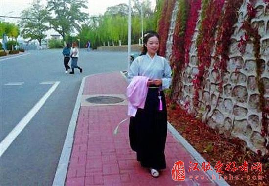 马凯伦一袭汉服走在校园中，同学们都会多看她两眼。辽沈晚报、聊沈客户端 张墨寒 摄