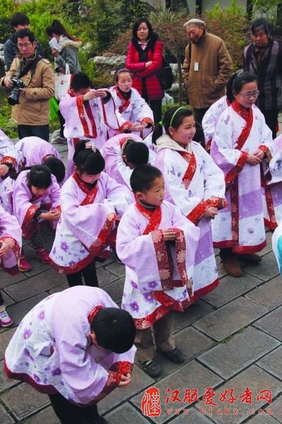 小能人在学礼仪。