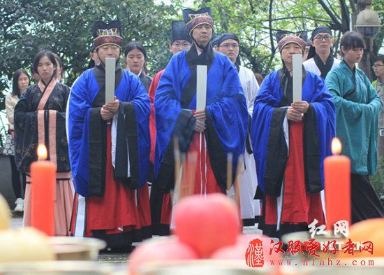中南大学清明节着汉服吟咏祭英烈(组图)