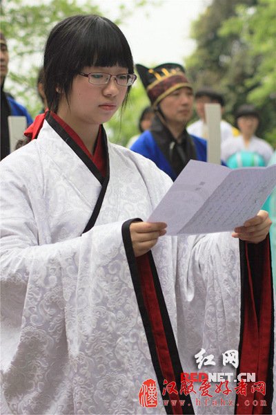 中南大学清明节着汉服吟咏祭英烈(组图)