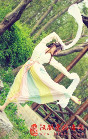 穿着汉服行走校园