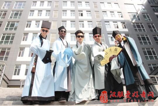 外国留学生创意毕业照再现汉服底蕴