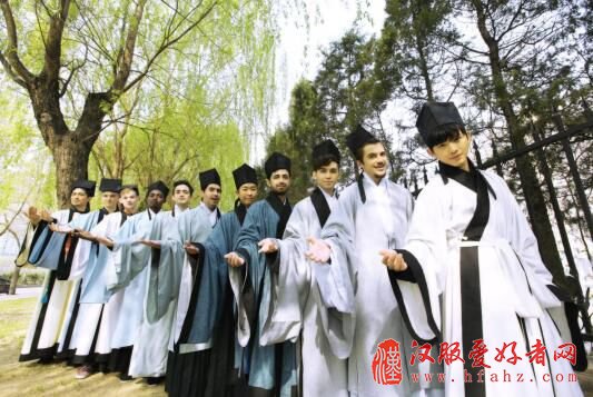 外国留学生创意毕业照再现汉服底蕴