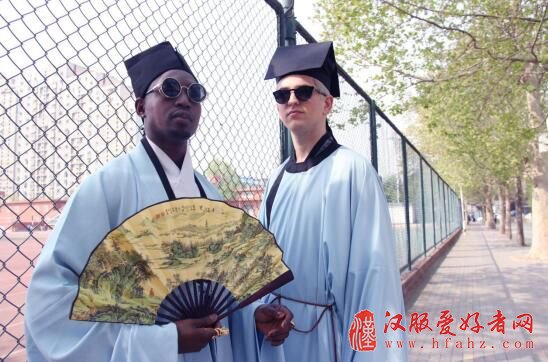 外国留学生创意毕业照再现汉服底蕴