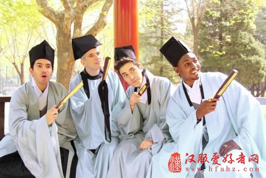 外国留学生创意毕业照再现汉服底蕴