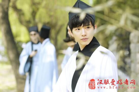 外国留学生创意毕业照再现汉服底蕴
