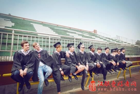 外国留学生创意毕业照再现汉服底蕴