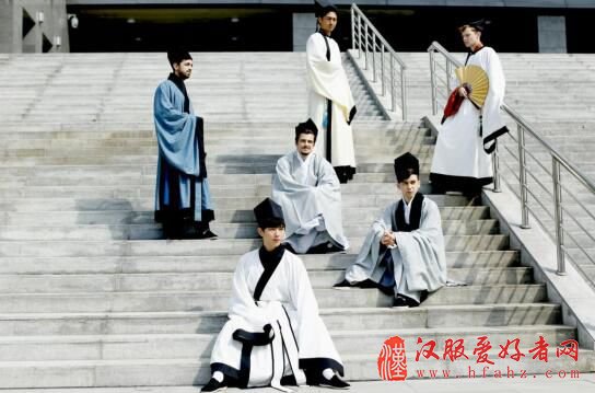 外国留学生创意毕业照再现汉服底蕴