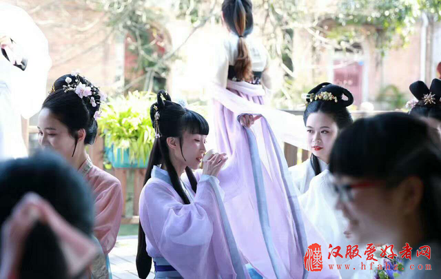福建汉服美女形似赵雅芝 溪边演绎“曲水流觞”