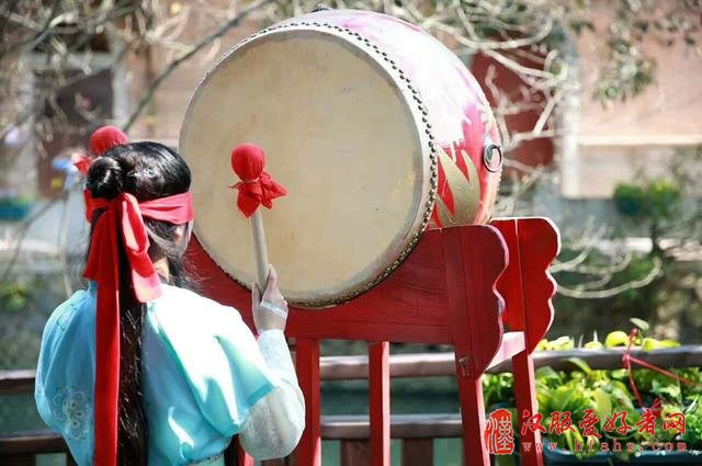福建汉服美女形似赵雅芝 溪边演绎“曲水流觞”