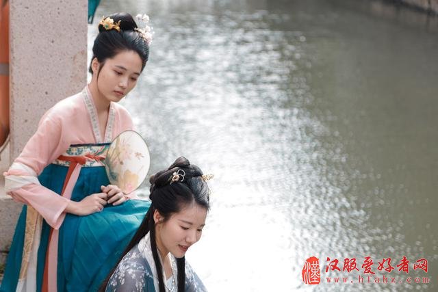 福建汉服美女形似赵雅芝 溪边演绎“曲水流觞”