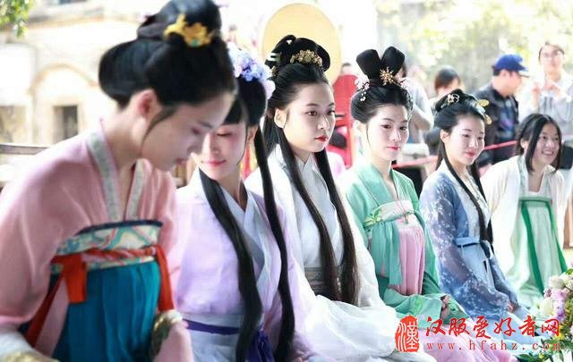 福建汉服美女形似赵雅芝 溪边演绎“曲水流觞”