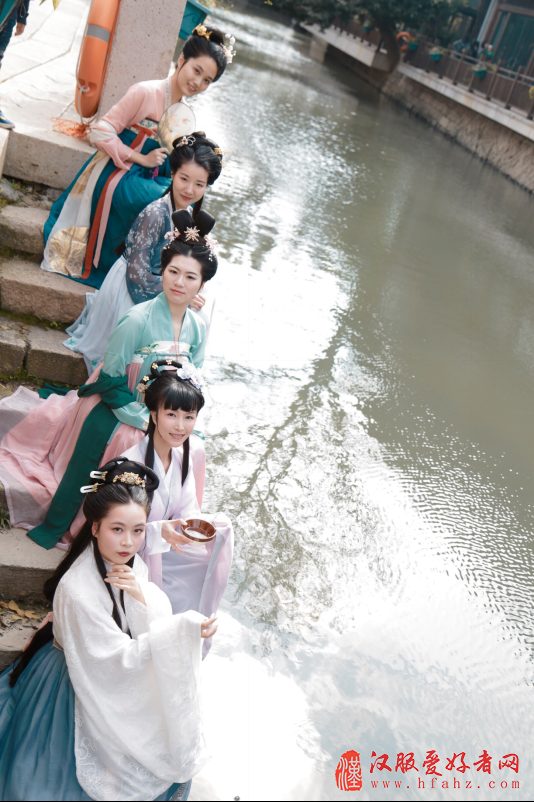 福建汉服美女形似赵雅芝 溪边演绎“曲水流觞”