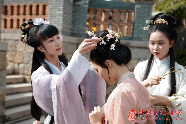 福建汉服美女形似赵雅芝 溪边演绎“曲水流觞”