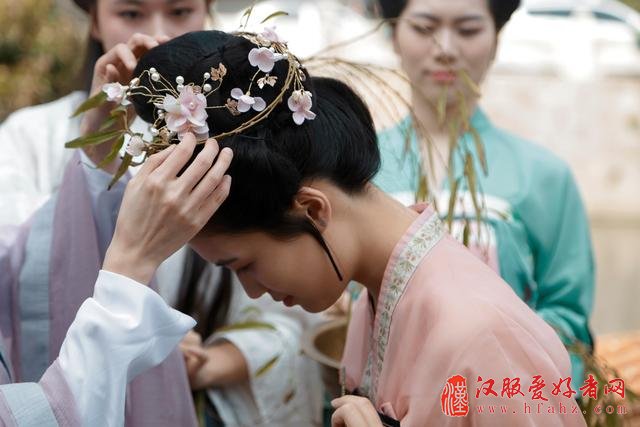 福建汉服美女形似赵雅芝 溪边演绎“曲水流觞”