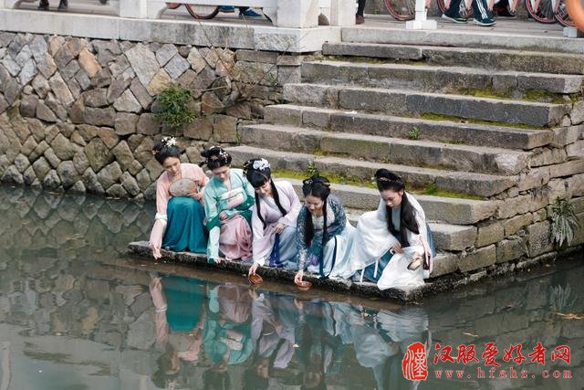 福建汉服美女形似赵雅芝 溪边演绎“曲水流觞”