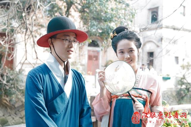 福建汉服美女形似赵雅芝 溪边演绎“曲水流觞”