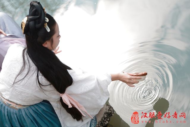 福建汉服美女形似赵雅芝 溪边演绎“曲水流觞”